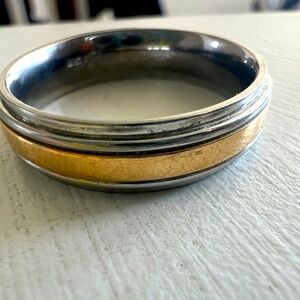 10 karat gold and stainless steel men’s wedding band.